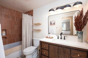 Shower, hair dryer, towels, soap - Charming Home with Private Yard and Patio (Nampa)