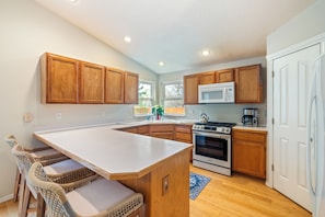 Private kitchen - Charming Home with Private Yard and Patio (Nampa)