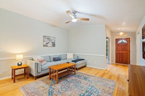 TV - Charming Home with Private Yard and Patio (Nampa)