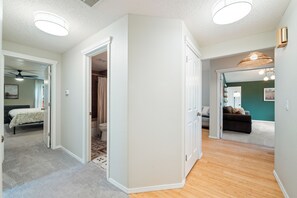 4 habitaciones, tabla de planchar con plancha, wifi y ropa de cama 