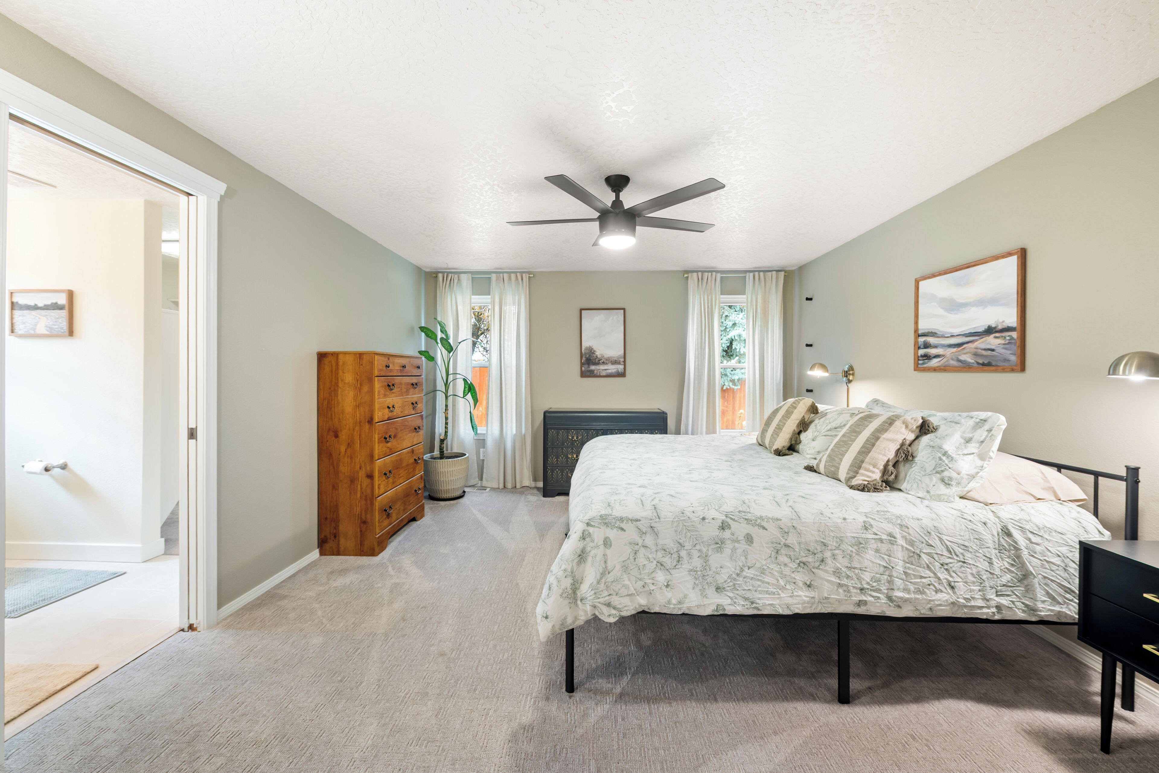 4 bedrooms, iron/ironing board, WiFi, bed sheets