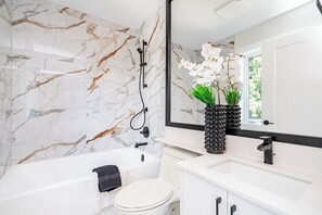 Een douche, een haardroger, handdoeken, zeep