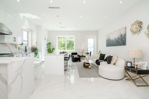 TV - 3 bed modern duplex. Minutes to downtow, Airport and Granville Island (Vancouver)