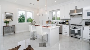 Unclassified image, 5 of 27, button - 3 bed 3.5 bath modern luxurious home. Minutes to downtown, Airport and Granville (Vancouver)
