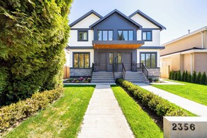 Exterior - 3 bed modern duplex. Minutes to downtow, Airport and Granville Island (Vancouver)