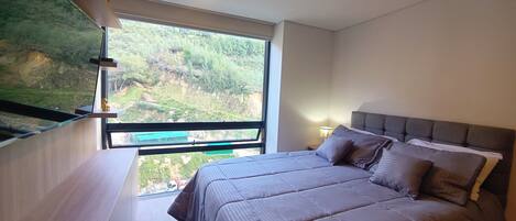 Appartement Confort, vue sur la colline | Bureau, rideaux dâobscurcissement, fer et planche Ă repasser