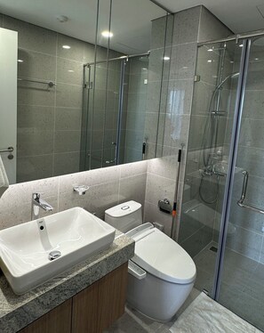 Secadora de cabello, toallas, jabón, papel de baño 