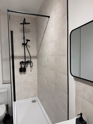 Douche, sèche-cheveux, serviettes fournies, savon