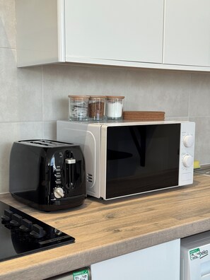 冰箱、微波炉、烤箱、炉灶