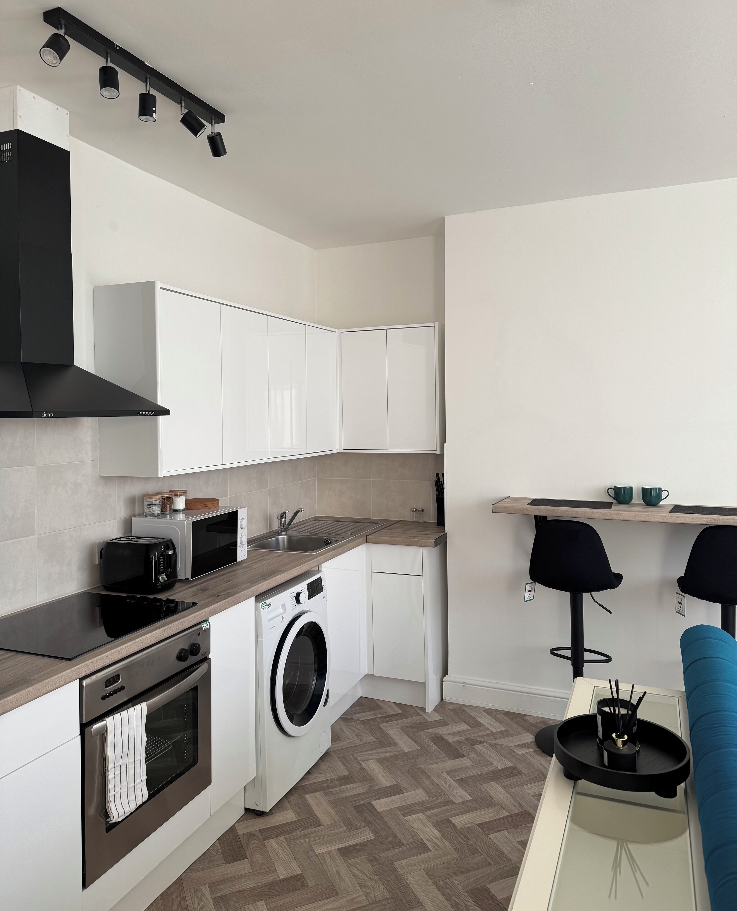 Kühlschrank, Mikrowelle, Ofen, Herdplatte