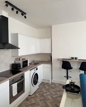 Réfrigérateur, micro-ondes, four, plaque de cuisson