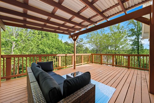 The Lake Hickory Retreat- Waterfront Pet Friendly Home Away From Home!