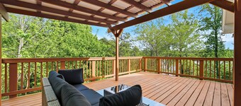 The Lake Hickory Retreat- Waterfront Pet Friendly Home Away From Home!