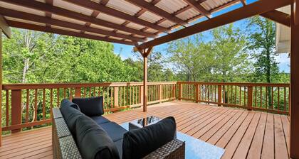 The Lake Hickory Retreat- Waterfront Pet Friendly Home Away From Home!