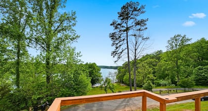 The Lake Hickory Retreat- Waterfront Pet Friendly Home Away From Home!