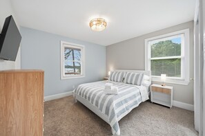 3 bedrooms, iron/ironing board, travel cot, free WiFi - The Lake Hickory Retreat- Waterfront Pet Friendly Home Away From Home! (Hickory)