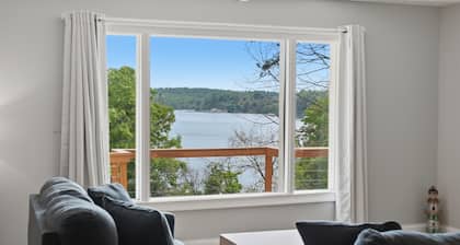 The Lake Hickory Retreat- Waterfront Pet Friendly Home Away From Home!