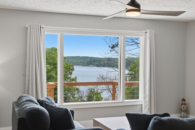 The Lake Hickory Retreat- Waterfront Pet Friendly Home Away From Home!
