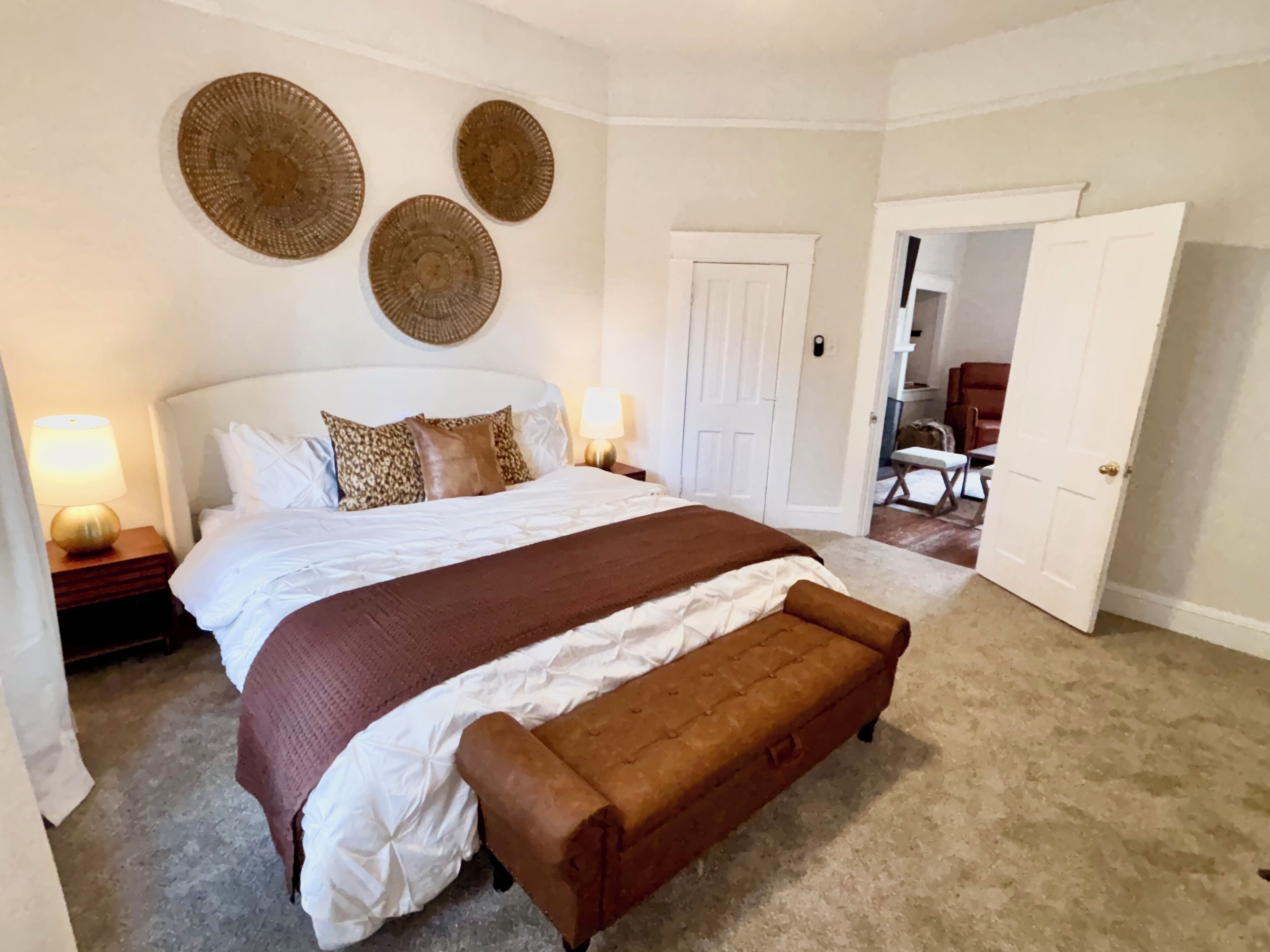 3 habitaciones, tabla de planchar con plancha, wifi y ropa de cama 