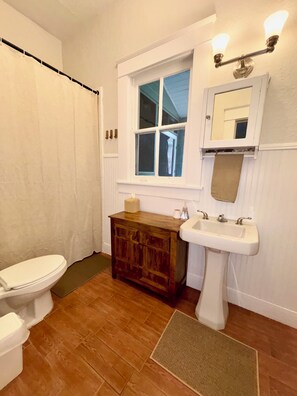Hair dryer, towels, soap, toilet paper - 3 bedroom, Sleeps 7, bungalow in Plant City, pet friendly, close to Hard Rock (Plant City)