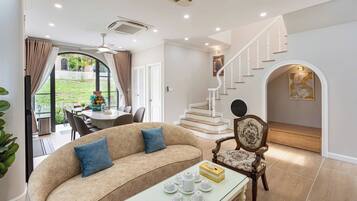 Familienvilla | Wohnbereich | 45-Zoll-Flachbildfernseher mit Digitalempfang