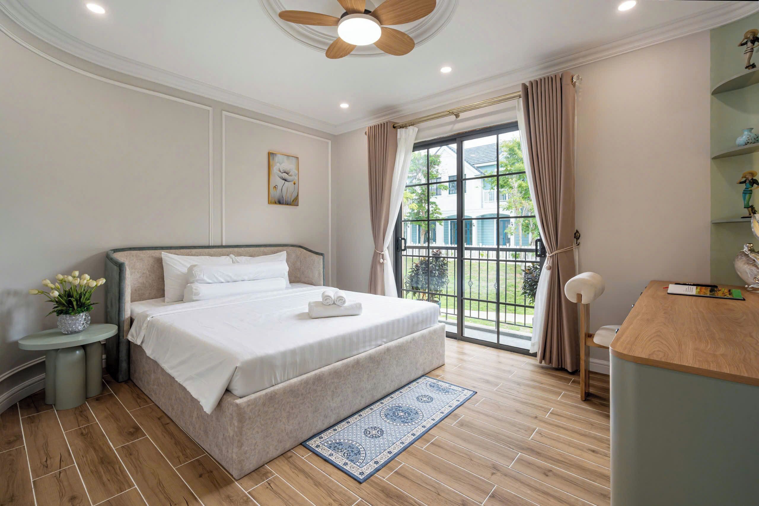 Desk, free WiFi, bed sheets