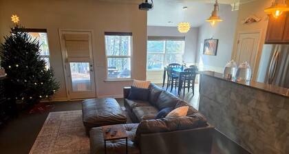 Peaceful 2-bedroom house with office in charming Dallas