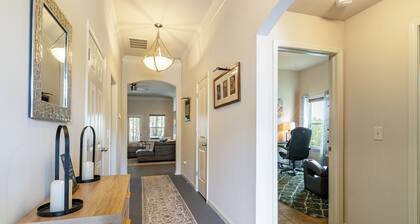 Peaceful 2-bedroom house with office in charming Dallas