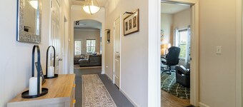 Peaceful 2-bedroom house with office in charming Dallas