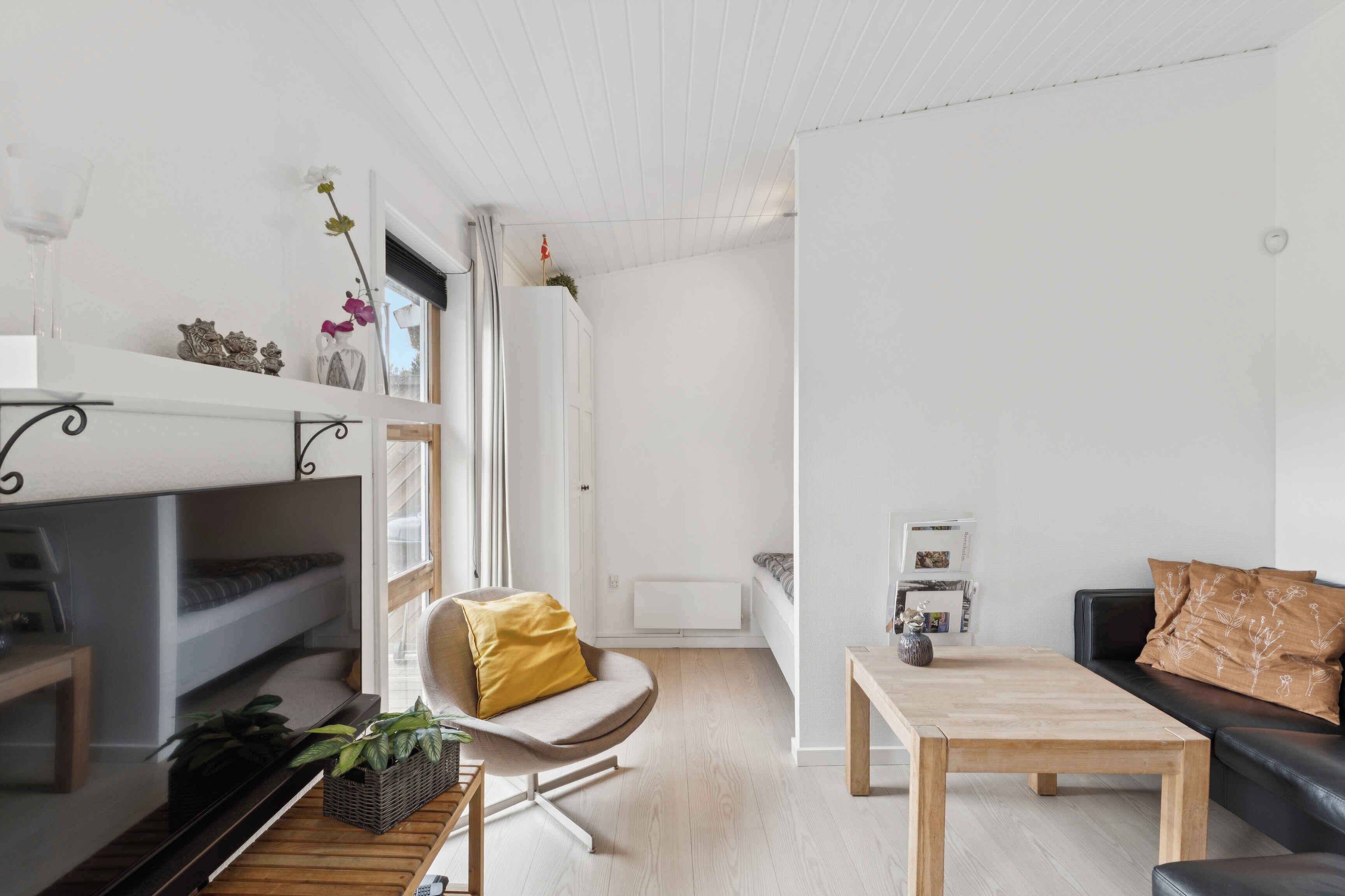 Flachbildfernseher, DVD-Player, Tischtennisplatte