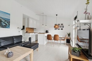 Flat-screen TV, DVD player, ping pong - Bright holiday home near beach and pool (Nexø)