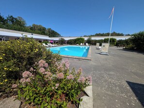 Una piscina amb gandules i un àmbol.