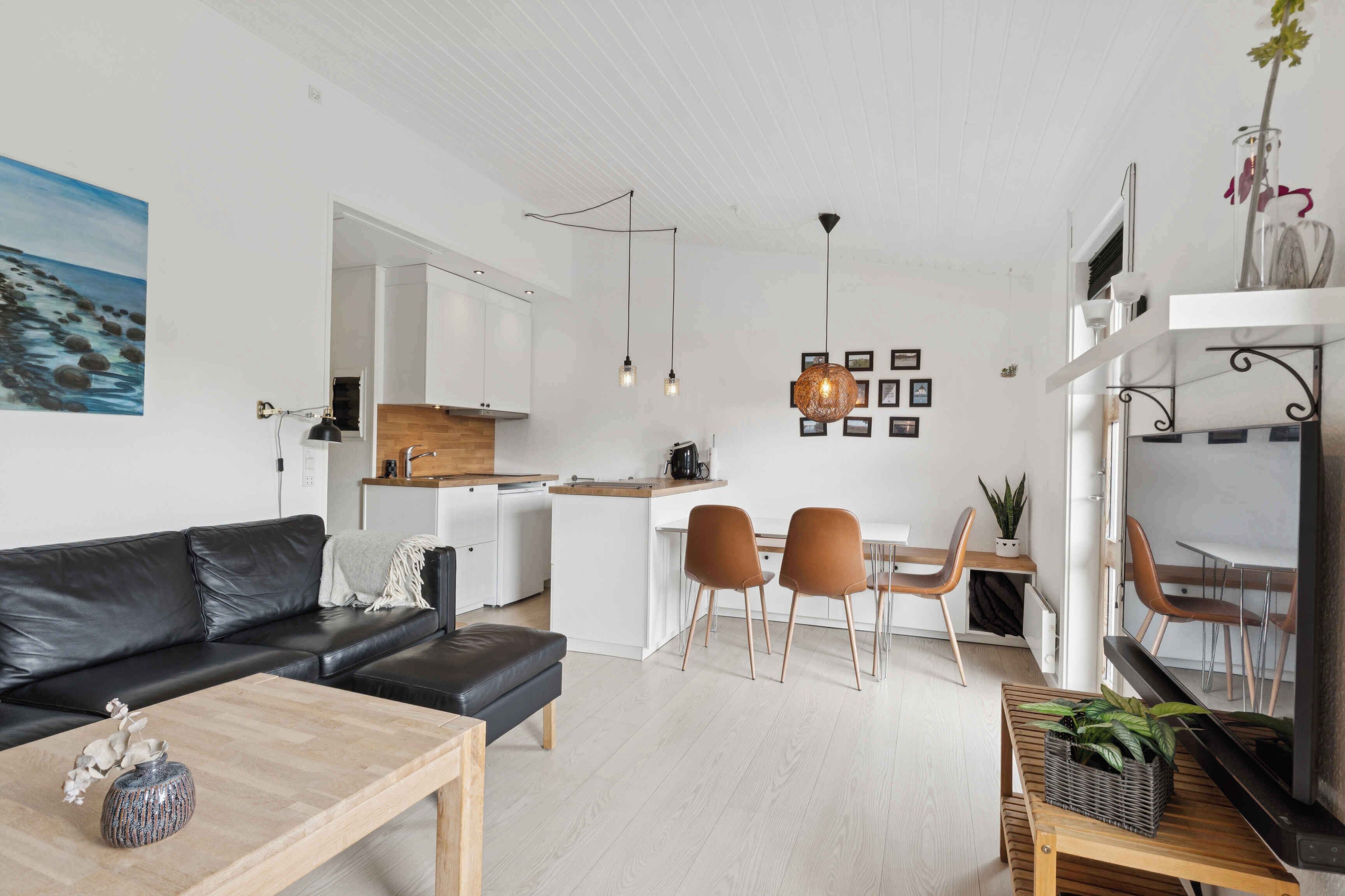 Televisión de pantalla plana, reproductor de DVD, mesa de ping pong