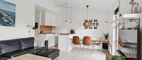 Televisión de pantalla plana, reproductor de DVD, mesa de ping pong