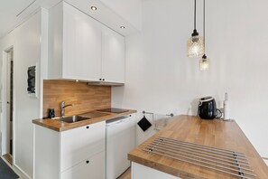 Fridge, microwave, oven, stovetop - Bright holiday home near beach and pool (Nexø)