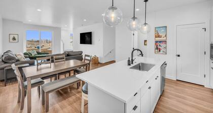 Wasatch Mountain Retreat. Your Ultimate Mountain Gateway in Mountain Green, Utah