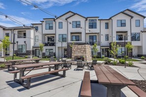Outdoor dining - Wasatch Mountain Retreat. Your Ultimate Mountain Gateway in Mountain Green, Utah (Mountain Green)