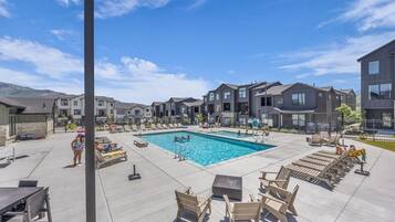 Una piscina al aire libre