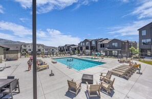 Una piscina al aire libre