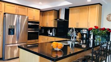 Geladeira, micro-ondas, fogão, cooktop