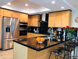 Fridge, microwave, oven, stovetop - Beautiful Spacious Vacation house close to Beaches & Disneyland (Laguna Hills)