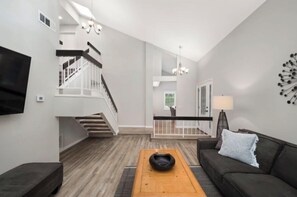 Smart TV, fireplace - Beautiful Spacious Vacation house close to Beaches & Disneyland (Laguna Hills)