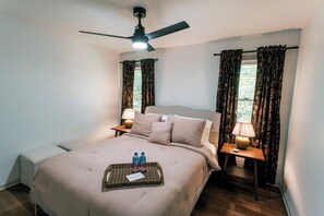 2 bedrooms, iron/ironing board, WiFi, bed sheets - Raleigh Risque’ Room - Couples’ Retreat & Playroom (Raleigh)