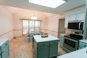 Microwave, oven, stovetop, dishwasher - Raleigh Risque’ Room - Couples’ Retreat & Playroom (Raleigh)