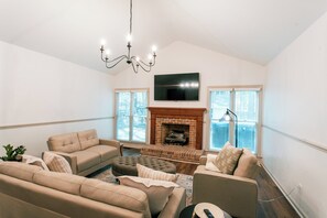 Télévision, cheminée