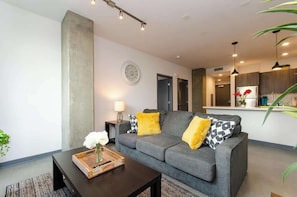 TV, offices - Central 2BR Getaway Balcony & Rooftop Pool Access (Los Angeles)