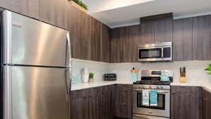 Wasserkocher mit Kaffee-/Teezubehör, Kühlschrank, Mikrowelle, Ofen