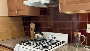 Wasserkocher mit Kaffee-/Teezubehör, Kühlschrank, Ofen, Herdplatte