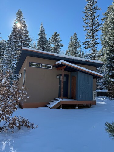 Charming new build 1-bedroom casita in Mora, perfect for relaxing by the river.