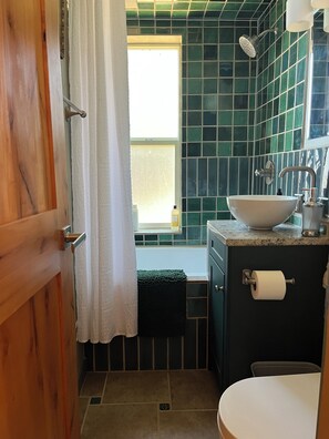 Haartrockner, Handtücher, Seife, Toilettenpapier
